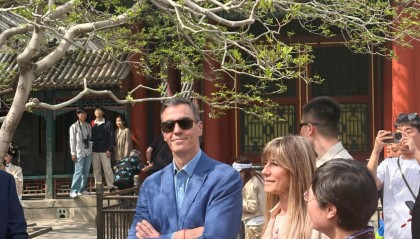 西班牙首相和夫人逛北京什刹海，夫人穿七分裤超精致优雅