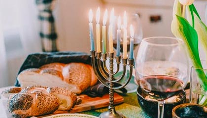 官网直播指南-大汗淋漓！骑士队莫布里在田径场训练 主要有阻力跑&amp;amp;带球跑等内容